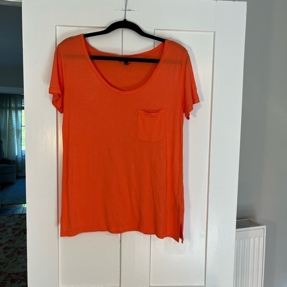 NWOT Banana Republic Basic Pocket T-shirt Scoop Neck Size Medium - Picture 1 of 4